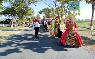 MIN 5 Ngawi Tampilkan Kirab Budaya Mandiri Peringati Dirgahayu RI ke-79